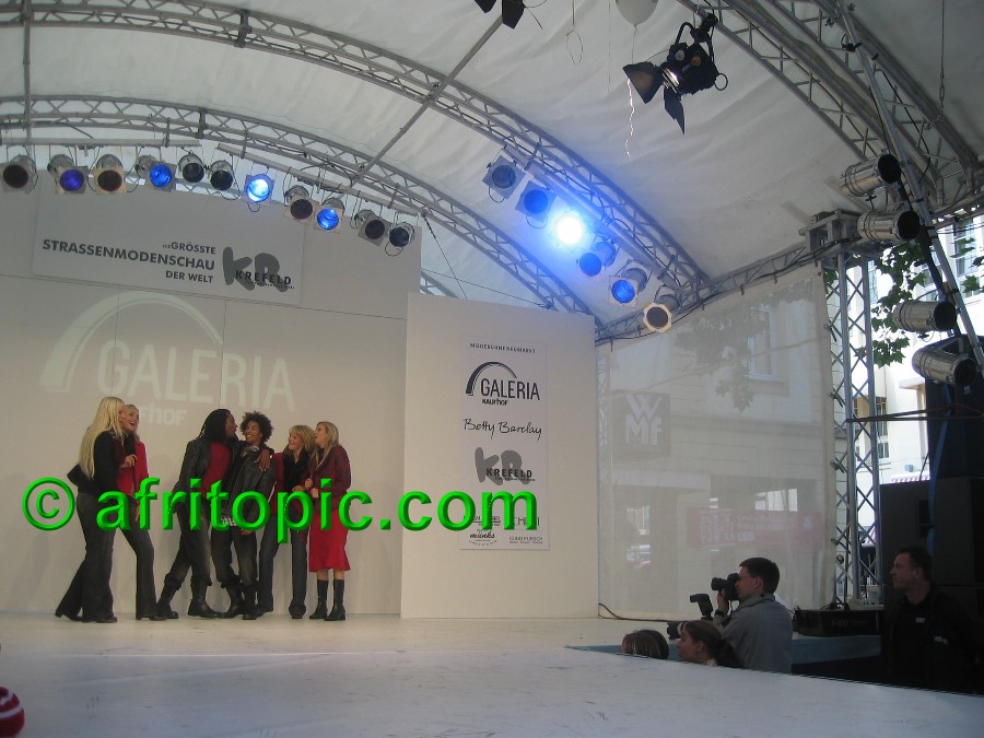 ../Images/Krefeld-Strssenmodenschau-2005 367.jpg